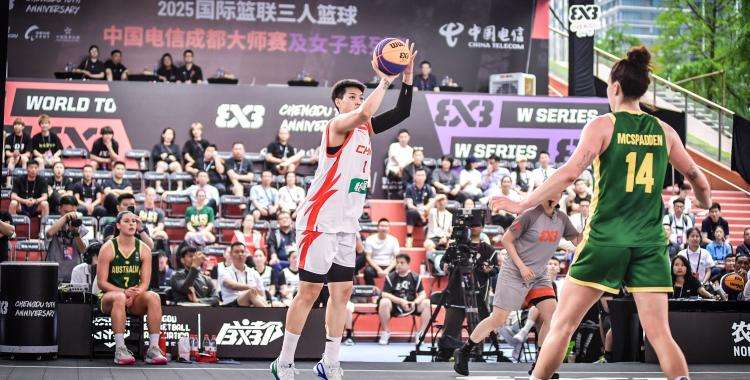 体坛巨星热情助阵篮球赛事，现场气氛热烈的简单介绍