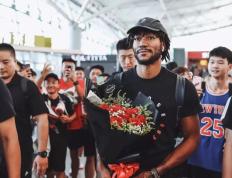 篮球明星宣布退役，感谢球迷支持