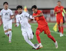 足球赛事火爆进行，球员实力不凡