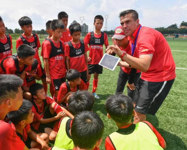 足球赛事火爆进行，球员实力不凡