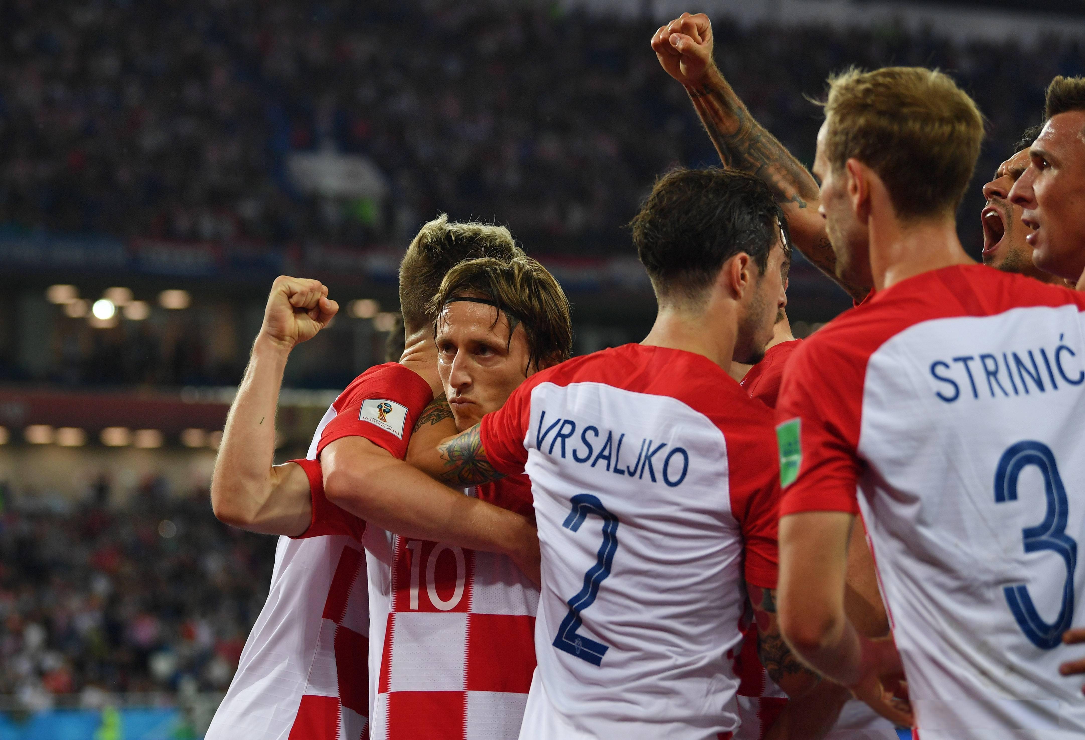 包含法国后卫因病情严重可能缺席洲际联赛的词条